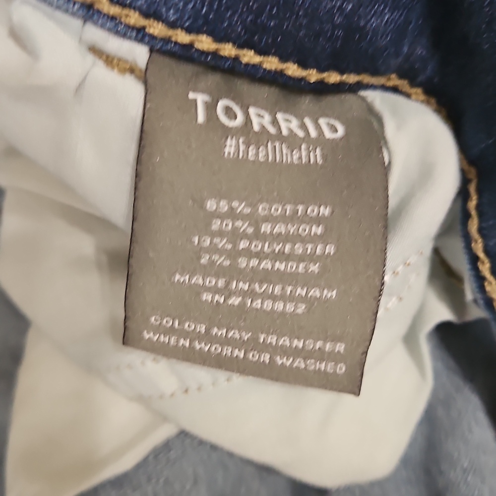 Torrid Weekend Boyfriend Mid-Rise Straight Cargo Jean  3 Tall (22-24) - Picture 5 of 8